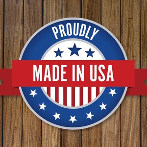 Peut inclure: Un autocollant circulaire bleu et rouge avec le texte "Proudly Made in USA" et des &eacute;toiles autour du bord. L'autocollant est entour&eacute; d'un ruban rouge.