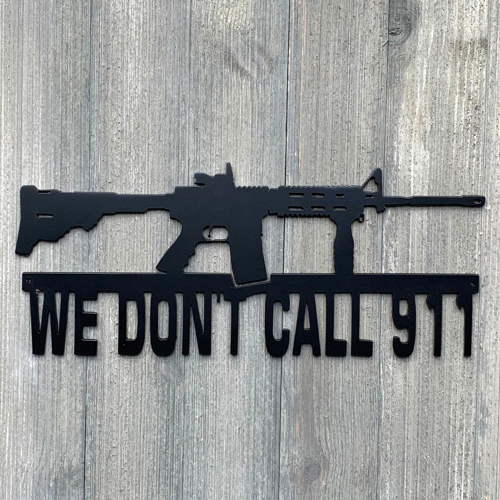 Targa Metallica Divertente 20x30 Cm: We Don't Call 911, We Use Revolvers - Decorazione Vintage