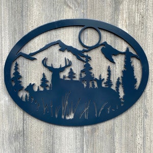 Recorte de letrero de metal con escena de bosque nocturno: ciervo majestuoso y vista panorámica de la montaña Letrero de metal con recubrimiento en polvo: ¡una adición impresionante a cualquier espacio!