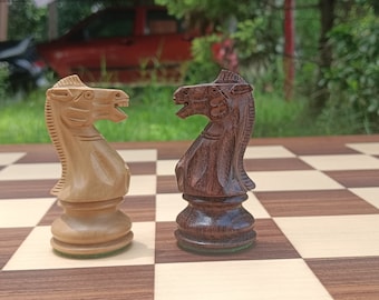 Royal Staunton Chess Pieces in Rosewood and Boxwood