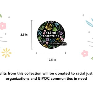 K&ouml;nnte beinhalten: Ein runder Aufkleber mit einem Durchmesser von 6,35 cm, schwarzem Hintergrund und einem farbenfrohen Blumendesign. Der Text "STAND TOGETHER" ist in Wei&szlig; auf dem Aufkleber geschrieben. Der Aufkleber ist von einem wei&szlig;en Rand umgeben.