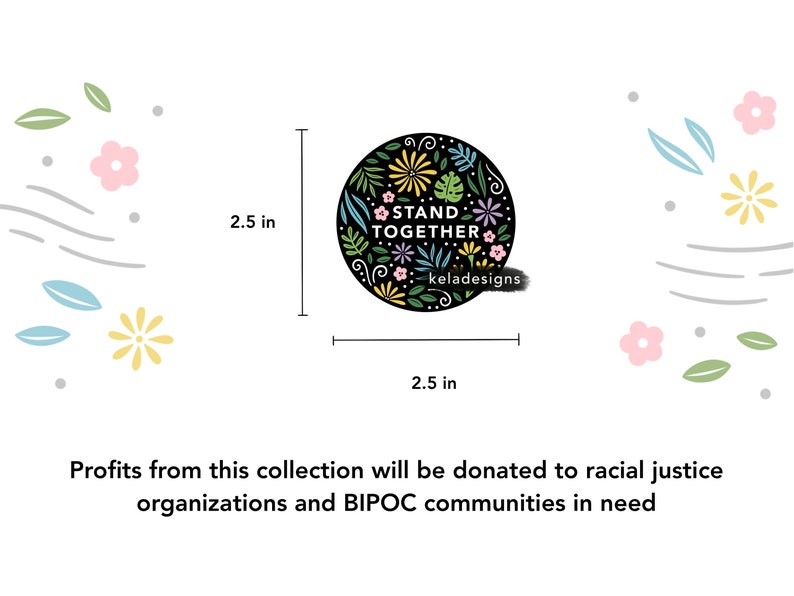 K&ouml;nnte beinhalten: Ein runder Aufkleber mit einem Durchmesser von 6,35 cm, schwarzem Hintergrund und einem farbenfrohen Blumendesign. Der Text "STAND TOGETHER" ist in Wei&szlig; auf dem Aufkleber geschrieben. Der Aufkleber ist von einem wei&szlig;en Rand umgeben.