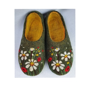 Ecofriendly natural Felted Slippers with daisies,house shoes