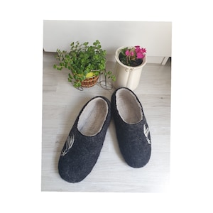 Ecofriendly natural Felt Slippers with dragon for man,hause shoes with leather sole,pure wool slippers