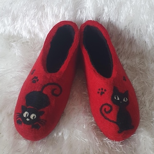 Ecofriendly natural Felted Slippers with cat,house shoes