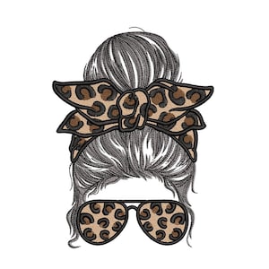 Può includere: Disegno ricamato di una donna con un chignon disordinato, che indossa occhiali da sole e una fascia per capelli con stampa leopardata.