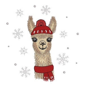 Può includere: Un lama marrone che indossa un cappello rosso a maglia con un pon pon bianco e una sciarpa rossa. Il lama è circondato da fiocchi di neve.