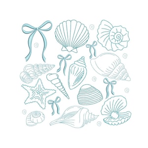 Puede incluir: Una colección de ilustraciones de conchas marinas de color verde azulado, que incluyen una estrella de mar, conchas de vieira y conchas, con delicados acentos de lazo. Los diseños están delineados con líneas punteadas, creando un efecto cosido o bordado, sobre un fondo blanco.