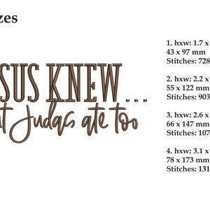 Puede incluir: Dise&ntilde;o de bordado marr&oacute;n con el texto "JESUS KNEW... but Judas ate too". El dise&ntilde;o est&aacute; disponible en cuatro tama&ntilde;os con dimensiones y recuentos de puntadas en pulgadas y mil&iacute;metros.