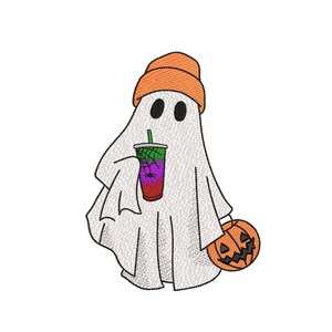 Puede incluir: Imagen bordada de un fantasma amigable con un gorro naranja, sosteniendo una bebida colorida con una pajita verde y una calabaza tallada. El fantasma es blanco con ojos negros y una boca sonriente. Tema de Halloween.