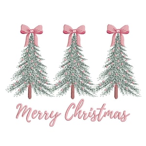 Peut inclure: Motif brodé avec trois sapins de Noël ornés de nœuds et de boules roses. Les arbres sont vert clair avec des troncs bruns. L'expression « Merry Christmas » est écrite en rose en dessous.