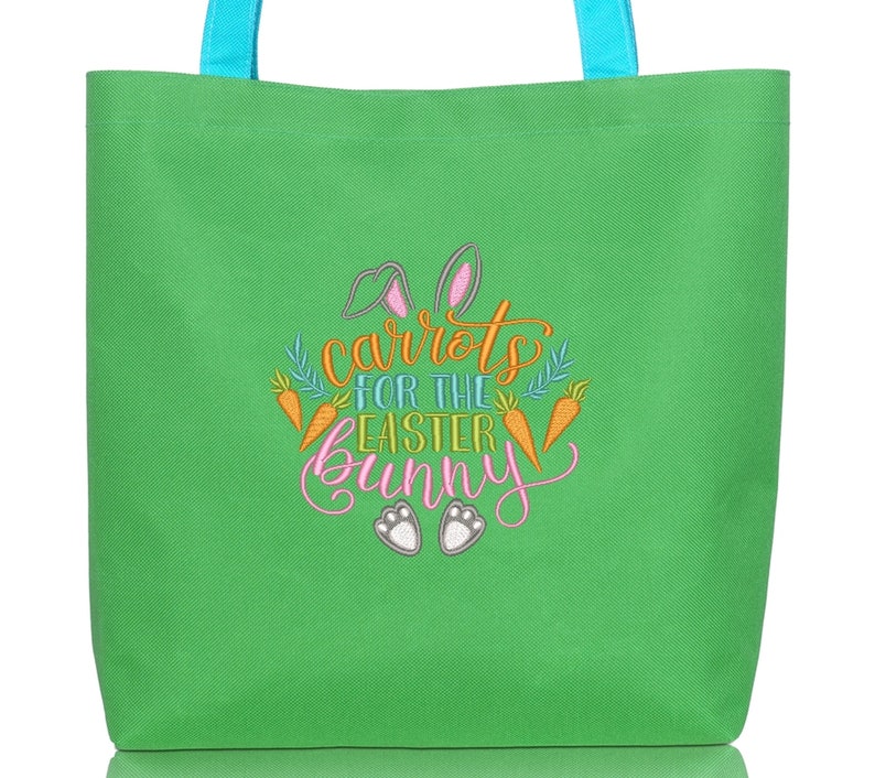 K&ouml;nnte beinhalten: Gr&uuml;ne Einkaufstasche mit einem gestickten Design, das "Karotten f&uuml;r den Osterhasen" mit Karotten und Hasenohren sagt.