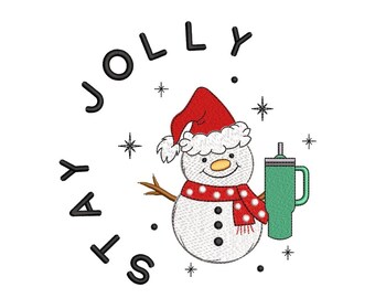 Op de afbeelding: Een sneeuwpop met een rode kerstmanmuts en een rood-witte stippen sjaal houdt een groene beker met een rietje vast. De tekst "Stay Jolly" staat in een cirkel rond de sneeuwpop.