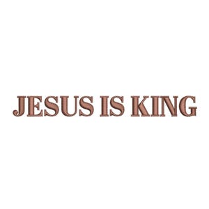 Könnte beinhalten: Der Satz "JESUS IS KING" ist in brauner Schriftart mit Serifen gestickt. Der Text ist auf weißem Hintergrund zentriert. Die Buchstaben haben ein strukturiertes, genähtes Aussehen.