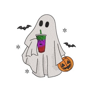 Könnte beinhalten: Gesticktes Design eines freundlichen Geistes, der ein buntes Getränk und einen Kürbis hält. Der Geist ist weiß mit schwarzen Augen, umgeben von Fledermäusen und Sternen, perfekt für Halloween.