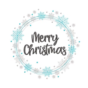 Könnte beinhalten: Ein kreisförmiges Weihnachtsdesign mit den Worten "Merry Christmas" in einer Schreibschrift. Das Design zeigt einen Kranz aus Schneeflocken in Blau- und Silbertönen, mit kleinen blauen Punkten, die um den Kreis verstreut sind. Der Hintergrund ist weiß.