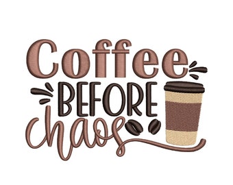以下が含まれることがあります： 茶色と黒のコーヒーカップに、茶色と黒の文字で「Coffee Before Chaos」と書かれています。文字の下には、茶色のコーヒー豆が2つあります。