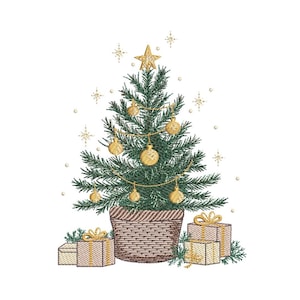 Op de afbeelding: Een geborduurde kerstboom met gouden ornamenten, een ster als piek en lichtslingers. De boom staat in een geweven mand, omringd door ingepakte cadeaus met gouden strikken en takjes groen. Gouden sterren zijn rond de boom verspreid.