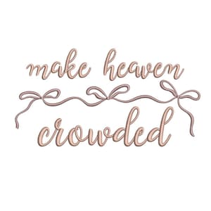 Puede incluir: Diseño de bordado digital con la frase "make heaven crowded" en escritura cursiva. El texto es de color rosa pálido, con detalles de lazo decorativos. El fondo es blanco, creando un diseño limpio y minimalista.