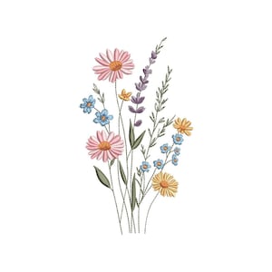 Puede incluir: Diseño floral bordado con margaritas rosas, flores silvestres azules y amarillas y lavanda púrpura. Las flores tienen tallos y hojas verdes, todo cosido sobre un fondo blanco. El bordado es detallado y delicado.