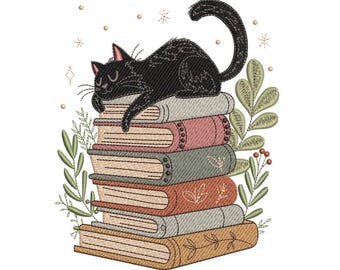Peut inclure: Motif brodé d'un chat noir endormi sur une pile de livres. Les livres sont de couleurs variées, rose, vert et marron, avec des éléments floraux décoratifs. Le chat a les yeux fermés et est confortablement enroulé.