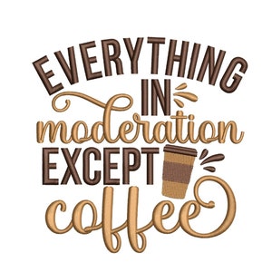 Może przedstawiać: Brązowy i złoty tekst na białym tle brzmi "Wszystko z umiarem, oprócz kawy". Obok słowa "kawa" znajduje się brązowy i biały kubek z kawą.