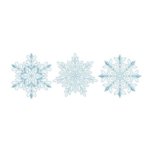 Puede incluir: Tres copos de nieve bordados en azul claro sobre un fondo blanco. Los copos de nieve presentan diseños detallados, incluyendo patrones florales y geométricos. Ideales para manualidades de invierno o decoraciones festivas, estos diseños son delicados y elegantes.