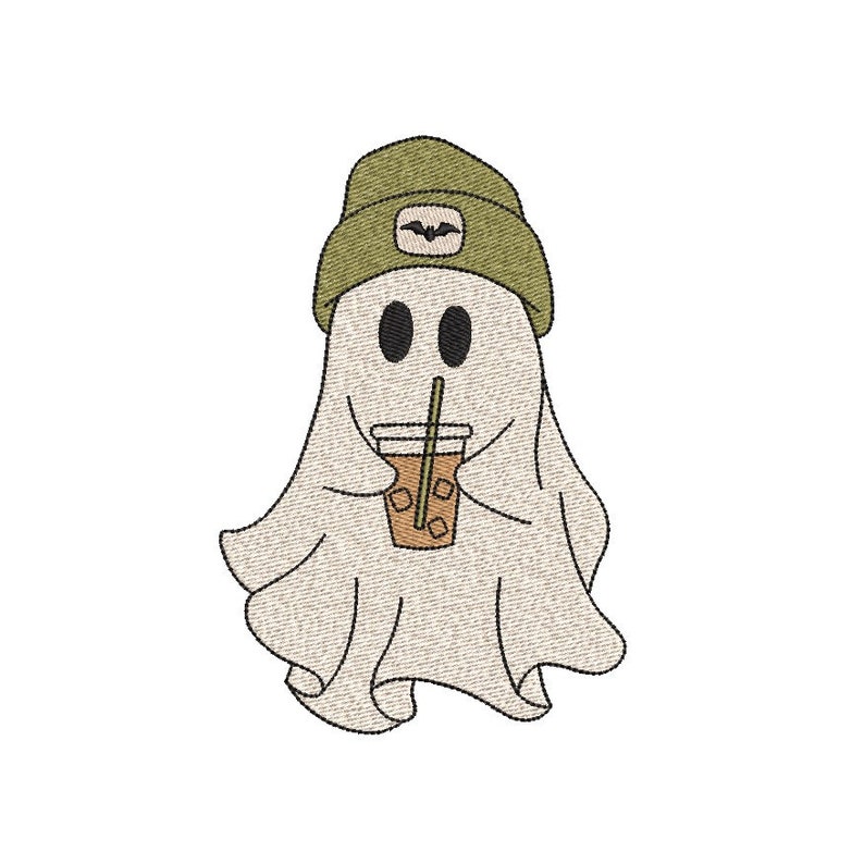 K&ouml;nnte beinhalten: Gesticktes Design eines freundlichen Geistes mit einer gr&uuml;nen M&uuml;tze mit einem Fledermaus-Emblem, der ein Kaffeegetr&auml;nk mit einem Strohhalm h&auml;lt. Der Geist ist wei&szlig; mit schwarzen Augen und einem l&auml;chelnden Mund. Das Design ist auf wei&szlig;em Hintergrund.