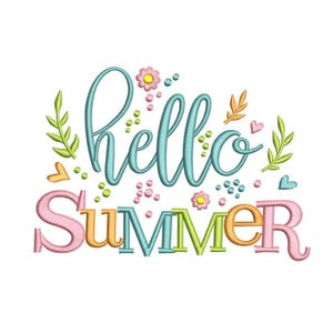Puede incluir: Diseño bordado con el texto "hello summer" en una fuente cursiva azul claro. El texto está rodeado de flores, hojas y corazones coloridos.