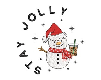 Op de afbeelding: Een sneeuwpop met een rode kerstmanmuts en sjaal houdt een kopje ijskoffie vast. De tekst 'Tis Jolly' omringt de sneeuwpop.