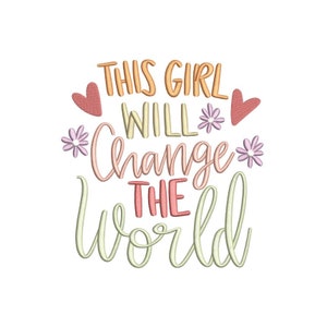 Może przedstawiać: Na białym tle haftowany napis "THIS GIRL WILL Change THE World" w różnych kolorach. Tekstowi towarzyszą dwa różowe serca i dwa fioletowe kwiaty.
