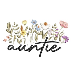 Könnte beinhalten: Ein gesticktes Design mit dem Wort "auntie" in schwarzer Schrift, umgeben von einem Rand aus bunten Blumen. Die Blumen umfassen rosa, gelbe, blaue und weiße Blüten mit grünen Blättern, alles vor einem weißen Hintergrund.