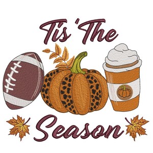 Pode incluir: Um desenho bordado com uma bola de futebol, uma abóbora e uma xícara de café com chantilly. O texto "Tis' the Season" está escrito em uma fonte cursiva.