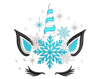 Op de afbeelding: Een blauw en wit eenhoornhoofd met een sneeuwvlok en een spiraalvormig hoorn. De eenhoorn heeft zwarte wimpers en blauwe en witte oren met witte parels.