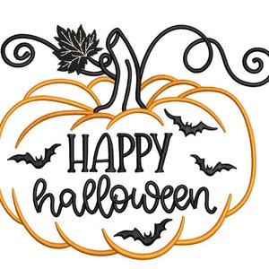Pode incluir: Abóbora laranja com um caule e uma videira pretos com folhas. A abóbora tem o texto "HAPPY HALLOWEEN" dentro e é cercada por morcegos pretos.
