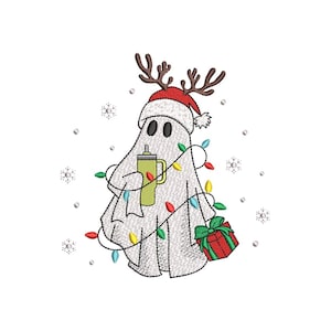Könnte beinhalten: Ein weißer Geist, der einen roten Weihnachtsmann-Hut mit Rentiergeweih trägt, eine gelbe Tasse hält und in bunte Weihnachtslichter gewickelt ist. Der Geist hält eine rote Geschenkbox mit einer grünen Schleife. Der Hintergrund ist weiß mit Schneeflocken.