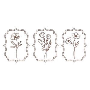 Puede incluir: Tres diseños florales bordados en hilo marrón sobre tela blanca. Cada diseño presenta un arreglo floral diferente dentro de un marco decorativo festoneado. El estilo de bordado da una sensación artesanal y vintage.