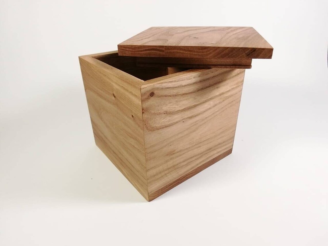 Wood cube box made from elm wood to store jewelry. Free Etsy