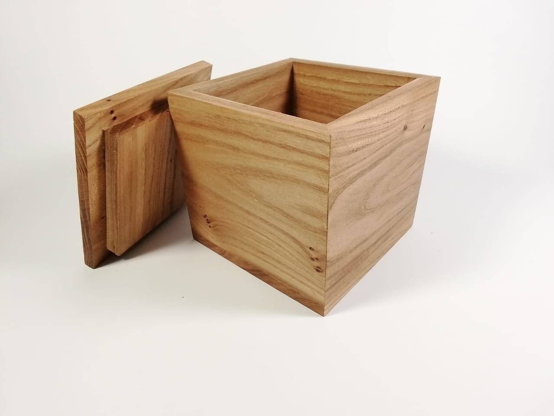 Wood cube box made from elm wood to store jewelry. Free Etsy