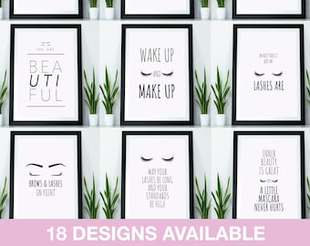 Puede incluir: Un conjunto de 10 impresiones enmarcadas en negro con texto blanco e ilustraciones de pestañas y cejas. Las impresiones presentan citas sobre la belleza y el maquillaje, como "Todo lo que necesito en mi vida es máscara de pestañas" y "Las cejas hablan más fuerte que las palabras".