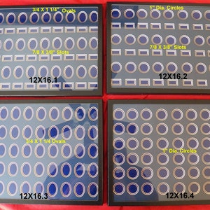 Op de afbeelding: Vier zwarte ingelijste vitrinekasten met blauwe fluwelen bekleding en gouden afwerking. Elke vitrine heeft 48 vakken voor het tentoonstellen van munten of andere kleine verzamelvoorwerpen. De vitrinekasten zijn gelabeld met de grootte van de vakken: 3/4 x 1 1/4" Ovals, 7/8 x 3/8" Slots, 1" Dia. Circles, en 12X16.1, 12X16.2, 12X16.3, 12X16.4.