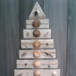 Christmas tree made of shells and pallet wood / Christmas tree made of driftwood / Christmas tree decoration