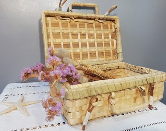 Wicker basket / Vintage suitcase / Rattan basket / Picnic basket / Rattan case