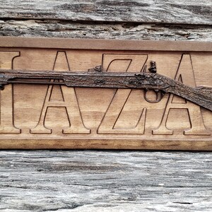 Personalisierbare Steinschloss-Gewehr mit Namen Hintergrundschild