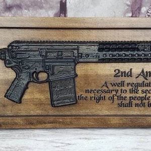 AR-10 Gewehr mit zweite Änderung Rifle Holzwand Dekor