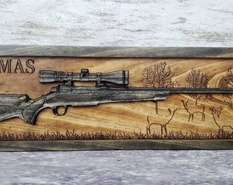 Letrero de madera grabado con rifle de caza: decoración con escena de ciervo