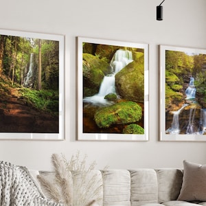 Poster 3er Set Wasserfall Wald Bäume Natur Photographie Fotografie Wandbild Landschaft Bilder Wasser grün Moos Sonne Lichtung Wanderlust