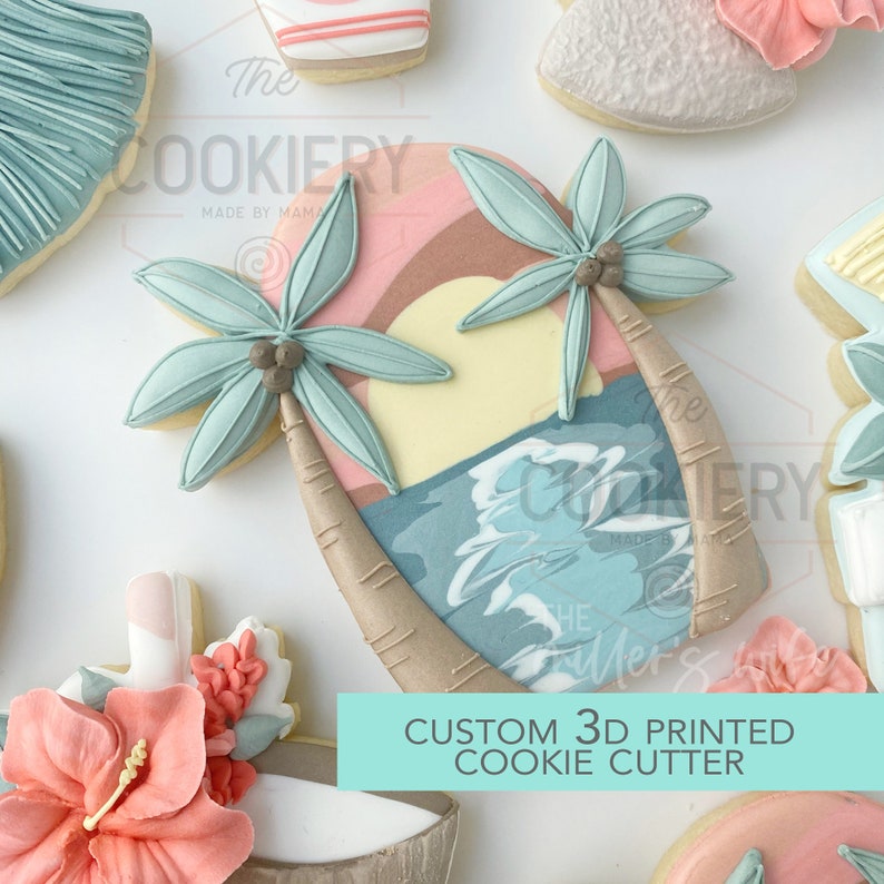 K&ouml;nnte beinhalten: Ein 3D-gedruckter Ausstecher in Form eines Surfbretts mit Palmen und Sonnenuntergang. Der Ausstecher ist aus wei&szlig;em Kunststoff und hat eine glatte Oberfl&auml;che. Der Text "CUSTOM 3D PRINTED COOKIE CUTTER" ist auf einem t&uuml;rkisfarbenen Hintergrund gedruckt.