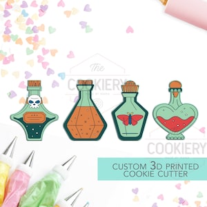 Peut inclure: Ensemble de quatre emporte-pi&egrave;ces 3D imprim&eacute;s en forme de flacons de potion. Les flacons sont verts, orange et bleus avec diff&eacute;rents motifs, dont un cr&acirc;ne, un papillon et un c&oelig;ur. Les emporte-pi&egrave;ces sont fabriqu&eacute;s par The Cookiery.