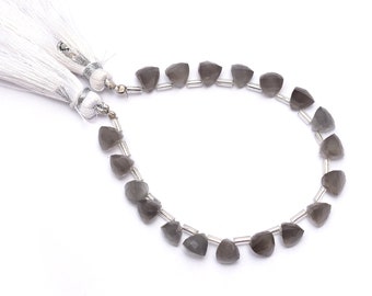 Cuentas piramidales facetadas de piedra lunar gris, de 7x7 mm a 8x8 mm, cuentas triangulares de piedra lunar, joyería de piedra lunar gris que hace cuentas de piedras preciosas, SKU No. 903